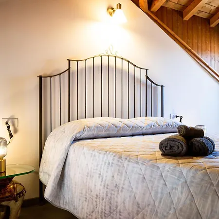 Casa Sina -la Nel Borgo Hébergement de vacances Massino Visconti